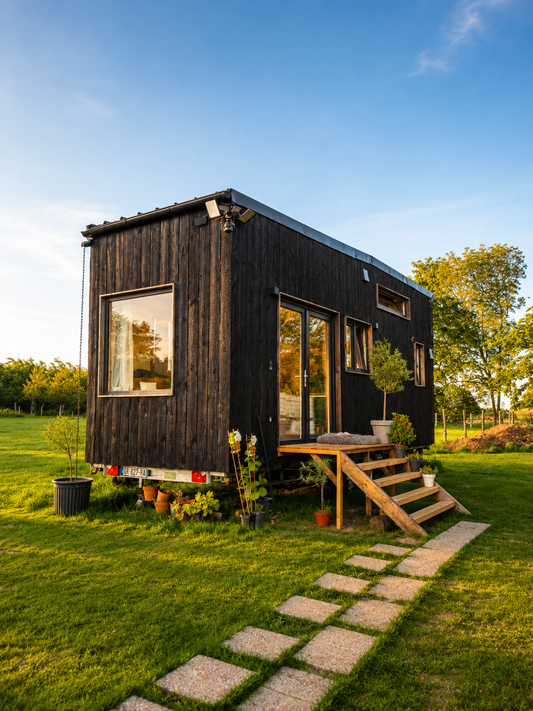 Yakisugi — la tiny house et son enveloppe carbonisée